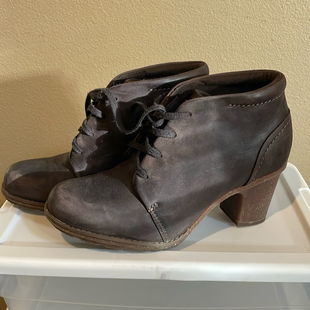 Size 6.5 Collection by Clarks Heeled Booties Brown Laces